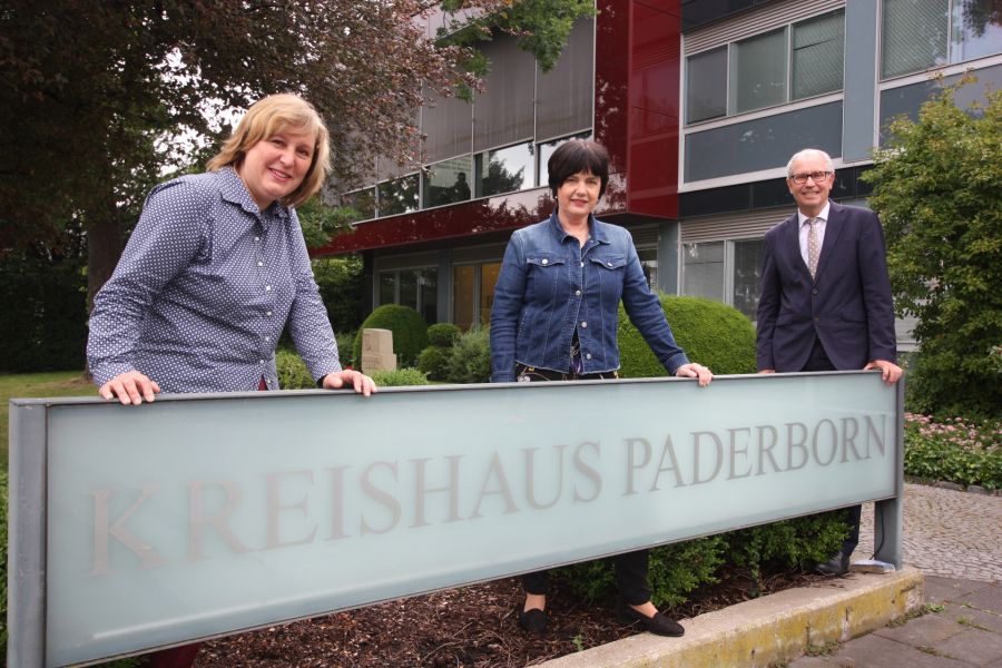 Das Paderborner Kreisgesundheitsamt hat eine neue Leitung: Landrat Manfred Müller (rechts im Bild) gratuliert der neuen Gesundheitsamtsleiterin Dr. Constanze Kuhnert (mittig im Bild) und ihrer Stellvertreterin, Dr. Wiebke Jensen (ganz links im Bild)  Bildnachweis: Amt für Presse- und Öffentlichkeitsarbeit, Kreis Paderborn, Michaela Pitz